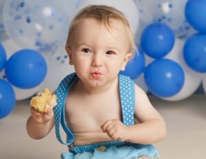 Cake Smash fro First Birthday, Blue and white Balloons in the background