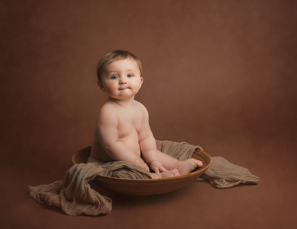 6 month milestone photo shoot in Basingstoke. baby bay sitting in round bowl